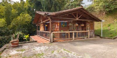 Terreno con excelente vista panorámica en el sector del Manzanillo, cuenta con cabaña campestre de 60 metros cuadrados, ofrece en total 1.200 metros cuadrados en lote; parqueadero para 4 vehículos descubierto. La cabaña cuenta con dos alcobas, sala-comedor, cocina semi-integral, zona de ropas, baño cabinado con calentador de agua, red de gas con pipeta. Cuenta con servicios públicos de acueducto, electricidad y red de internet. Se reciben propiedades en formad de pago, excelente ubicación, zona tranquila con amplias zonas verdes y acceso a bosque natural. En el sector encontrarás, ruta integrada del metroplus a 50 metros de la entrada de la propiedad, a sólo 10 minutos del Centro Comercial Arkadia, Clínica de Las Américas, Av. 80 y aeropuerto Olaya Herrera .  ¡Qué no se te haga tarde! Llámanos y visita este inmueble. Arrendamientos el Castillo, 40 años de experiencia en el sector inmobiliario para que vivas mejor.
NOTA: Venta 100% con escritura.  Se reciben propiedades  o carros en for