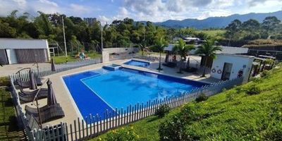 Apartamento en Venta en la Pradera Alta de Dosquebradas. Cuenta con un área de 80m2, 3 habitaciones, 1 baño, parqueadero descubierto comunal, Cocina Integral, Sala-Comedor, Gas Domiciliario, Calentador a Gas, Zona de Ropas, Patio, Conjunto Cerrado, Vigilancia, Salon Social, Parqueadero Visitantes, Piscina, Canchas, Juegos Infantiles, Gimnasio, Jardines, Zona Húmeda, Zona BBQ, Shut Basuras, Planta Eléctrica, Antejardín.