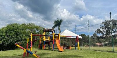 Lote en condominio con vigilancia 24/7 , vías de acceso pavimentadas, hermosa topógráfica, rodeado de guaduales , nacimiento de agua, el condominio cuenta con cancha de fútbol , canchas múltiples , juegos infantiles. Kiosko.
