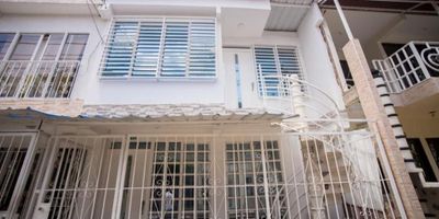 ? Venta de casa bifamiliar en Jamundí

Casa reformada de 150 m² construidos sobre lote de 72 m², ideal para vivir y generar renta.

? Primer piso: 3 alcobas, 2 baños, cocina, patio y antejardín
? Segundo piso: acceso independiente, 3 alcobas, 1 baño, cocina integral
? Listo para tercer piso | Contadores independientes | Pisos en porcelanato

? Zona residencial con acceso pavimentado, cerca a parques y transporte

? Contáctanos y agenda tu visita
