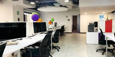 Oficina en arriendo en edificio empresarial con facil acceso desde la Av principal, rutas de transporte publico. Cercania a servicios complementarios. Piso en madera laminada, 8 espacios, baños, cocineta, cableado de red, techo cielo raso, aire acondicionado central, divisiones en drywall y vidrio, area de recepcion y parqueaderos cubiertos. Cuenta con helipuerto. Edificio con ascensor, auditorio, vigilancia 24 horas, citofonia, circuito cerrado de tv. *Inmuebles sujetos a verificación de disponibilidad.*