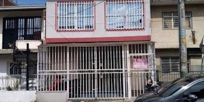 Propiedad consta de 3 pisos los cuales 2 estan distribuidos en lo siguiente; Piso 1: antejardin cerrado por reja y techo en teja de pvc, local comercial donde funciona una empresa de metalurgia con sus máquinas, espacio acondicionado para oficina, 1 baño, al fondo esta bodega, zona de oficios y cocina, con su cometida independiente de servicios de acueducto, energía y gas natural. Piso 2: Entrada independiente también cerrada con reja y techo en pvc, escalera de acceso a 2 segundo piso donde hay 4 apartamentos con numeración 201 - 202 - 203 y 204, cada apartamento tienen la misma distribución "cocina, sala/comedor, 1 baño social completo, 2 habitaciones sencillas sin closet y zona de oficios/lavado", estos 4 comparten 1 sola cometida servicios de acueducto, energía y gas natural (cada apartamento tiene una llave de paso independiente a la entrada de acceso al lado de las escaleras) el cual generan un ingreso de $1,900,000 los 4 aproximadamente. Piso 3: Es una amplia terraza con disponibilidad para contruir.