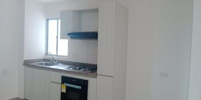 Apartamento en venta cerca al COLEGIO COLÓN, ubicado en el cuarto piso, vista exterior, 97 m2, sala-comedor, 3 alcobas, baño y Vestier en la alcoba principal, baño auxiliar, cocina integral abierta, pisos en porcelanato, parqueadero cubierto. El edificio cuenta con terraza para eventos sociales, sistema de cámaras, portón automatizado. 
VALOR: $290.000.000