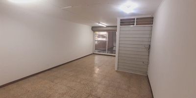 Local en arriendo en Medellín, ubicado en el barrio Cuarta Brigada. Este espacio de 40 m² se distribuye en 2 niveles y dispone de 1 baño. El inmueble cuenta con vigilancia, aportando seguridad. Goza de una ubicación comercial favorable y fácil acceso, ideal para diversos negocios. El canon de arriendo es de $1.800.000, en una zona de estrato 6. Para más información o para programar una visita, puede utilizar las opciones de WhatsApp, quiero que me contacten o ver teléfonos.
