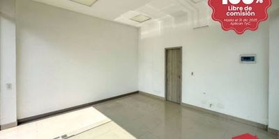 Local comercial en arriendo ubicado en Envigado, en el barrio San Marcos. Cuenta con una ubicación estratégica sobre la Avenida El Poblado. Enfrente a la Estación de Gasolina Texaco y muy cerca al Exito Vecino. Lo que genera un alto flujo peatonal y vehicular para el beneficio de tu negocio. 
Este inmueble tiene un área de 27m2 con baño, ventanales y amplios espacios con buena iluminación.  
Es ideal para tener aquí tu negocio de spa, peluquería, oficinas, agencias, centros de belleza, boutique, consultorio, entre muchos más. 
Agenda una cita con nuestros asesores comerciales y ven a conocer todos los beneficios que este local comercial tiene para ti.  
El canon del local es más IVA.