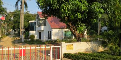 Espectacular casa de veraneo, en uno de los  Condominios ubicados en la zona de Melgar a Carmen de Apicalá. La casa está construída en lote de 493 mt y un condominio de 44 hectáreas, de las cuales la mitad pertenece a zonas comunes. La casa tiene un diseño arquitectónico hermoso. Tiene dos salas, dos comedores, altillo y la ubicación dentro del Condominio es privilegiada. Tiene terreno para construir piscina privada.El condominio tiene dos piscinas ,canchas deportivas, zona de bbq, senderos para caminatas, excelente clima.