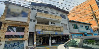 Oficina comercial piso 2, ubicado en el Sector de laureles, en la carrera 81, nos ofrece un área de 237 metros aproximadamente, Cuenta con: 8 divisiones, 2 baños, cocineta sencilla, piso en baldosa. No cuenta con red de gas. 
Los datos de los inmuebles promocionados en la página web están sujetos a cambio y verificación de disponibilidad.