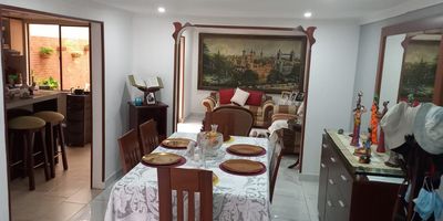 Casa totalmente remodelada de dos pisos ubicada en el barrio milenta en Bogotá. Cuenta con 200 metros construidos y las siguientes características:  Primer piso: Garaje con 2 parqueaderos, comedor, sala, baño social, cocina completa tipo americano, solárium con techo corredizo en policarbonato, patio de ropas y una habitación con baño privado. Piso en porcelanato y techo en drywall. La escalera es también en porcelanato con pasamanos en acero inoxidable y vidrios de seguridad.  Segundo piso:  3 habitaciones con sus respectivos closets en madera, 2 de las habitaciones cuentan con baño privado. Una sala de estar con chimenea y una zona de trabajo/estudio. Los pisos son en madera laminada y techos en PVC y drywall.