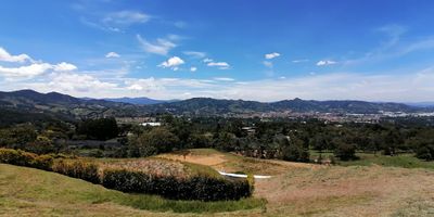 Lote para venta en la vereda Las Lomitas, vía La Unión, con un área de 1586m². En una unidad cerrada con portería, zonas verdes, sendero ecológico y reserva forestal. Es un excelente lote con vista panorámica, el más alto de la unidad, se entrega con todo el urbanismo, red de gas lista para futura conexión, vía interna pavimentada, planta de aguas residuales, planta de agua potable y red de alcantarillado.