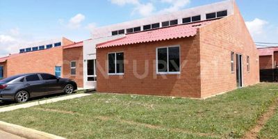 Venta de Casa en zona campestre en Jamundi La Morada! Imagina adecuar estos amplios espacios a tu gusto y necesidad! Se vende casa en obra gris en condominio Senderos de la Morada construida sobre un lote de 396mt2 área de la casa 137mt pero se puede ampliar hasta 193mt2 cuenta con una hermosa vista a senderos y zonas verdes, no tiene casas vecinas en frente lo que permite un flujo de aire dentro de toda la casa, excelente ubicación dentro de condominio que contara con Salón social, Piscina de adultos, Piscina para niños, Kiosco, Espacio para gimnasio, Cancha múltiple, Juegos infantiles, Senderos peatonales, Cancha de tenis, Espacio para juegos de mesa, Cancha de fútbol, Deck para yoga, Zona de mascota.
La casa tiene 3 alcobas cada una con baño propio, la alcoba principal tiene vestier y salida a zona verde privada. La sala y el comedor son amplios, cocina integral, zona de oficios, cuarto de servicio con baño espacio de parqueadero para 3 vehiculos,