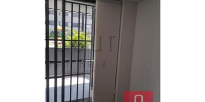 Apartaestudio nuevo, 1 habitación, 1 Vestier, 2 baños, cocina integral, sala comedor, balcón, zona de ropas, piso en porcelanato, red de gas, calentador, 1 parqueadero cubierto, cuarto útil, piso 6, área 45 m2, estrato 5.

La unidad cuenta con portería 24 horas, ascensor, piscina, gimnasio, sauna, turco, salón social, parque infantil, zonas verdes, parqueaderos visitantes

Sector cercano al metro y a Comfenalco de guayabal.

 
