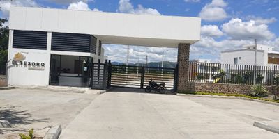 Lote ubicado en club residencial alejado del ruido, urbanismo y piscinas construidas. Se permite el libre desarrollo del inmueble.