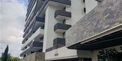 Si quieres despertar cada día, con una hermosa vista a la cordillera, este apartamento es para ti.

Ubicado en el exclusivo sector de La Castellana, sobre la Avenida Centenario, con fácil acceso y ubicación estratégica, se encuentra la exclusiva torre de apartamentos, la cual cuenta con locales comerciales y de servicios, piscinas para niños y adultos, zonas verdes, juegos infantiles, sauna y jacuzzi.

Este moderno apartamento, con excelente distribución, cuenta con sala comedor con ventanal corredizo piso - techo, a través del cual se accede a una terraza. Adicionalmente tiene cocina, zona de ropas y tres alcobas, la principal con baño, vestier y balcón privado. 

Cuenta con un parqueadero privado cubierto.

Se revisa posibilidad de permuta por apartamento de similares condiciones en la ciudad de Medellín.
