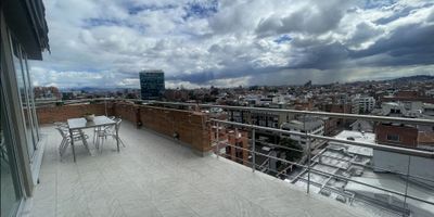Es de gran satisfacción poder presentarle este precioso apartamento ubicado en Bogotá D.C. Este es un lugar ideal para emprender una nueva etapa de vida, ubicado en una zona tranquila y moderna. La propiedad con un área total de terreno de 353.8m2 y un área construida 290.88m2, cuenta con fácil acceso pavimentado, área social, ascensor, gimnasio, terraza y un salón comunal.

Dentro de la propiedad se encuentran 4 alcobas, 6 baños, 3 garajes y una gran cantidad de amenidades. Cuenta con baño auxiliar, baño en la habitación principal, citófono / intercomunicador, clósets, cocina equipada, depósito, gas domiciliario, habitación de servicio y una vista panorámica única. Además, los residentes tienen  parqueaderos de visitantes para facilitarles el transporte.

Esta propiedad es la oportunidad perfecta para personas que busquen sentirse cómodos en su hogar con todas las comodidades que necesitan. Esta fantástica propiedad de 280.85 m2 de área privada es una gran oportunidad, no deje pasar esta oportunidad y comuníquese con nosotros para obtener más información.
