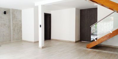 Casa en arriendo en unidad cerrada cerca a centros comerciales, supermercados, restaurantes, rutas de transporte publico y servicios complementarios. Piso en ceramica y madera, 4 subniveles, sala y comedor independiente, estar de tv, 4 alcobas con baño en la principal, cocina integral abierta tipo americano, alcoba y baño de servicio, balcon, terraza, jardin y parqueaderos (1 cubierto). Conjunto cerrado con salon social, parques infantiles, vigilancia 24 hrs, citofonia y circuito cerrado de tv. *Inmuebles sujetos a verificación de disponibilidad.*