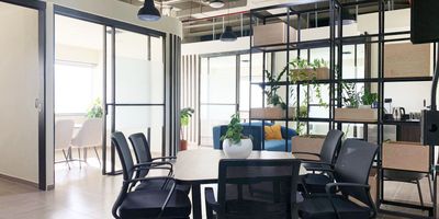 Oficina Amoblado en venta en edificio empresarial estrategica ubicacion cerca a multiples servicios complementarios del sector bancario y centros comerciales. Rutas de transporte publico y facil acceso. Piso en madera laminada, 7 espacios, baño privado, cocineta, cableado de red, techo cielo raso, aire acondicionado central, area de recepcion y parqueaderos cubiertos. Edificio con con bahia de parqueo, baños comunales, parking visitantes con costo, planta electrica, vigilancia 24 horas, citofonia y circuito cerrado de tv. Inmuebles sujetos a verificación de disponibilidad.