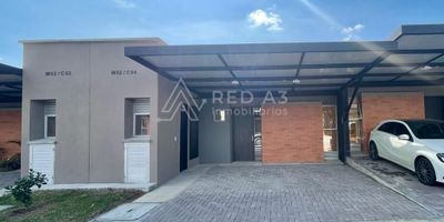 Este nuevo conjunto de 152 casas de un solo piso se encuentra ubicado en un sector de alto desarrollo como lo es Galicia en Pereira. Su diseño conserva las características de una vivienda amigable con el medio ambiente, donde no solo despiertas rodeado de hermosos paisajes, sino que también tienes al interior de tu casa, un pedacito de naturaleza que brinda frescura y tranquilidad conectándote con tu paz interior. 

La casa es medianera, de tipo Ébano, cuenta con 164,78 m²; al ingreso encontramos una amplia sala con baño social, jardín interior, cocina abierta con barra americana, zona de ropas, despensa y comedir, baño de habitaciones con ducha, 2 habitaciones auxiliares con closet de madera y una habitación principal con doble closet, baño privado y salida al patio trasero. Cuenta con cuarto útil en el exterior de la propiedad y 2 parqueaderos cubiertos.

El conjunto también proporciona portería y vigilancia 24 horas, parqueadero para visitantes, zona social con gimnasio dotado, piscina para adultos y niños, jacuzzi, zona para picnic, cancha múltiple, sendero de trote, zona para bicicletas, triciclos y ping pong, juegos infantiles y un sistema parcial de energía fotovoltaica usando paneles solares