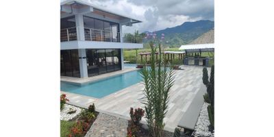 Espectacular hotel en sitio turístico de Pereira, muy productivo y reconocido, cabañas independientes con todas las comodidades, piscina, zonas sociales, turco, sauna, zona de hamacas, deck con vistas a las montañas, capacidad para 40 personas, amplias zonas verdes.
