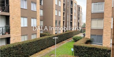 DALA Inmobiliaria vende apartamento en Cajicá, disfruta de una vida plena en un ambiente acogedor con chimenea y balcón para esos momentos especiales. La cocina integral abierta y la zona de lavandería te brindan toda la comodidad que necesitas. Con dos habitaciones auxiliares y un baño auxiliar completo, siempre tendrás espacio para tus invitados. Además, la habitación principal cuenta con baño privado y closet te ofrece la privacidad que mereces, el conjunto cerrado cuenta con un parque infantil, salón social y gym para que vivas cada día al máximo, disfruta de la terraza con bbq, salón social y la tranquilidad de la vigilancia 24 horas. estarás cerca de vías principales y transporte público

DALA Inmobiliaria, tu mejor aliado en bienes raíces. Si estás buscando inmobiliarias en Cajicá, somos tu mejor opción. También manejamos Bienes Inmuebles en Chía y Cota. Cod 1553 S
