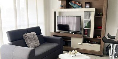 Apartamento en venta en unidad cerrada cerca a parques, restaurantes y servicios complementarios. Piso en porcelanato, sala comedor, 2 alcobas, baño privado, cocina integral abierta tipo americano, balcon y parqueadero cubierto . Conjunto cerrado con piscina, gimnasio, salon social, parques infantiles, placa polideportiva, zonas verdes, vigilancia 24 hrs, citofonia, alarma y circuito cerrado de tv. *Inmuebles sujetos a verificación de disponibilidad.*