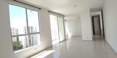 Excelente apto piso 7 con ascensor  consta de sala comedor, balcón, cocina, zona de oficios, estudio, star de Tv o tercera habitacion, habitacion  auxiliar, habitacion principal  con baño. 
parqueadero para 1 vehículo,  el conjunto cuenta con piscin, salon social, cancha múltiple y juegos para niños.