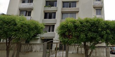 Apartamento en Villa Santos cerca CRA 46, parque, supermercados, a pocos minutos de centro comerciales del Norte de Barranquilla.

Ubicado en segundo piso cuenta con sala comedor y vista panorámica hacia la calle, cocina integral, cuarto y baño de servicio, 3 alcobas con sus closets, 2 baños y parqueadero asignado.

Edificio cuenta con recepción, vigilancia, zona infantil y salón social.

¡Contáctanos!