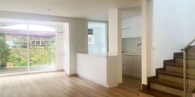 Casa en arriendo y venta  en unidad cerrada cerca a via principal, rutas de transporte publico y servicios complementarios. Piso en madera, dos niveles, sala comedor, estudio, 3 alcobas con baño en la principal, cocina integral abierta tipo americano, zonas de ropas y parqueaderos cubiertos. Conjunto cerrado, piscina, salon social, parque infantil, placa polideportiva, zonas verdes, vigilancia 24 horas y circuito cerrado de tv.*Inmuebles sujetos a verificación de disponibilidad.*