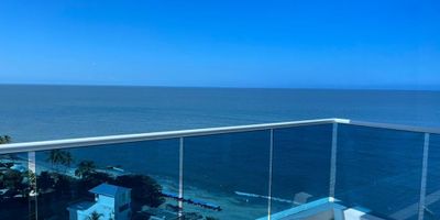 Precio de oportunidad. Vendo hermoso apartamento exterior Amoblado con vista al mar, ubicado en edificio con licencia turística en el exclusivo sector de Playa Salguero. Completamente dotado, listo para disfrutar de sus acabados  como  son Cocina abierta, tipo americano con gabinetes superiores e inferiores en madera, baños cabinados con vidrio templado, cortinas y blackout, parqueadero cubierto y 1 depósito. 4 ascensores,  entre las zonas sociales tiene piscinas, sauna, turco, jacuzzi, club house, sky bar, club de playa, terraza Bbq  sala de juntas, gimnasio, guardería, cancha de futbol, ciclorruta, parque infantil, teatrino, restaurante. Cuenta con salón comunal, planta eléctrica, parqueadero de visitantes, vigilancia 24 horas, citófono, Cctv Es uno de los edificios con mayor demanda y rentabilidad en alquiler vacacional de la zona. Entrega inmediata. Contactame