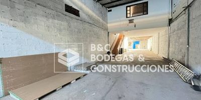 Bodega para arriendo en el sector de ditaires, esta bodega esta ubicada en vía principal, puerta camión, energía trifásica, 75 KVA, muy buen transporte publico, de alta mixtura, ideal para todo tipo de empresa, anímate llámanos y te damos la mejor información.