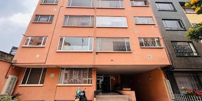 Espectacular apartamento  para arriendo y venta muy bien ubicado en exclusivo sector de Chapinero Alto. Cerca de vías principales como Calle 65 y Av. Carrera 7, con facil acceso transporte público, supermercados, centros comerciales, Hospital Militar Central, colegios, universidades y estación de Transmilenio. En su interior puede disfrutar un area construida de 70 mts2, de amplios espacios y ventanales que proporcionan excelente iluminación natural en todas sus áreas. Sector con óptimas condiciones de seguridad. Contáctenos... 3182917664- 3165273353