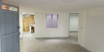 Apartamento-Esquinero, tercer piso, 2 alcobas, 2 closet, cocina semi-integral, sala comedor, 1 baño, balcon, red de gas.