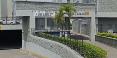 VENDO, EN PISO QUINTO NO ASCENSOR APTO. EN ESTADO ORIGINAL , PARA REMODELAR TIENE UN SOLO BAÑO. ubicado en el conjunto residencial Kumanday, PISO QUINTO, NO ASCENSOR.PARQUEADERO COMUNITARIO,  sala y comedor, cocina sencilla, zona oficio, un baño, cuenta con tres alcobas cada una con closet, acabados básicos sencillos, ideal para acondicionar a su gusto, la unidad cuenta con amplia zona de parqueo comunitario,  La unidad cuenta con cómodas zonas comunes y sociales, salon social piscina adultos y niños, zona de juegos. portería vigilancia las veinticuatro horas.  excelente ubicación, muy cerca de supermercados como Olímpica Barranquilla, tiendas, centros comerciales Único, Calima y Comfandi de la carrera primera, diversas vías de acceso y buen acceso al servicio de transporte público., restaurantes y comercio en general. MAS INFOR. CON INDIRA OYOLA CELU 3104005590