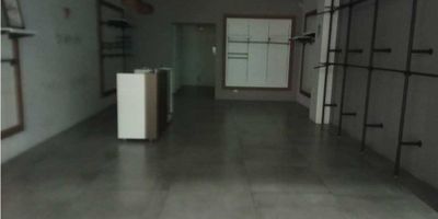 Se arrienda local en la central super bien ubicado, cuenta con 80 mt2, 1 ambiente grande, 1 puerta vidriera, tercer piso donde están los mejores almacenes del centro comercial, al lado de las escaleras eléctricas, de flamingo, y almacenes de ropa interior, valor 10&#39;700.000 con IVA incluído.

