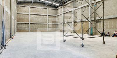 Bodegas y proyectos les ofrece super bodega ubicada en Rionegro cuenta con, Portería Blindada, seguridad 24/7, Oficinas administrativas con balcón, Agua potable, Red contra incendio propia, Altura libre de 12 metros de alto, Amplias vías, Parqueadero privado, energía trifásica, Resistencia piso 5 ton/mtr.
