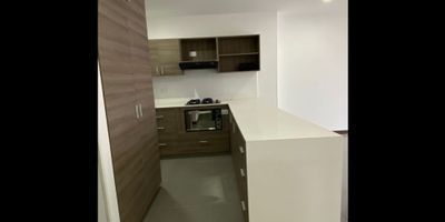 TE OFRECEMOS UNA EXCELENTE OPCIÓN DE VIVIENDA POR LA ZONA DEL SUR, ZONA MUY APETICIDA Y EN PLENO DESARROLLO URBANISTICO, CON COMODAS ZONAS COMUNES Y UN AMBIENTE MUY HOGAREÑO, ESTE APTO TIENE ESPACIOS MUY APROVECHABLES E ILUMINADOS, UNA EXCELENTE SEGURIDAD TANTO DENTRO COMO AFUERA  DE LA UNIDAD Y CERCA A LA LOMA DEL ESCOBERO, DONDE HAY UNA BUENA  RUTA DE TRANSPORTE COMO DE TIENDAS DE ROPA Y OTROS ARTICULOS.

VEN Y CONOCE ESTA MARAVILLOSA OPCIÓN.
