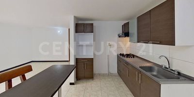 Descubre tu refugio perfecto en este luminoso apartamento de 71m², ubicado en el quinto piso de la Torre 2. Con tres habitaciones cómodas, dos baños impecables y una sala comedor acogedora, este hogar te brinda comodidad y estilo. La cocina integral y zona de lavandería hacen que la vida sea sencilla y organizada.

Los suelos de cerámica en todas las áreas facilitan el mantenimiento, mientras que el conjunto residencial ofrece un abanico de comodidades de lujo, desde un salón social hasta un gimnasio y una refrescante piscina. La seguridad está garantizada con vigilancia las 24 horas.

La ubicación es insuperable, con tiendas de conveniencia como D1 y el colegio La Primavera a un paso. Además, las vías de acceso por la Calle 57 y la Carrera 68C hacen que llegar a cualquier parte de la ciudad sea rápido y sencillo. No dejes escapar la oportunidad de vivir en este hogar perfecto. ¡Llama ahora!
