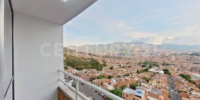 Bienvenido a tu futuro hogar. Este luminoso apartamento de 58m² en el piso 14 ofrece un oasis de tranquilidad con su vista exterior. Disfruta de 3 habitaciones, 2 baños, una acogedora sala-comedor, balcón para tus momentos de relajación y una moderna cocina integral con zona de lavandería. Con su piso de cerámica en todas las áreas, mantenimiento es cosa del pasado.

El conjunto residencial brinda comodidades excepcionales, desde un salón social hasta una refrescante piscina y un gimnasio al aire libre. La seguridad está garantizada con vigilancia las 24 horas.

La ubicación es inmejorable, con almacenes de cadena cercanos como D1 y Justo y Bueno, y colegios como la Institución Educativa Villa del Sol y la Institución Educativa Éxitos del Saber a tu alcance. Las vías de acceso a la Calle 77 y la Carrera 63B hacen que tu vida sea más conveniente que nunca. No dejes pasar la oportunidad de vivir en tu sueño hecho realidad. ¡Llama ahora!
