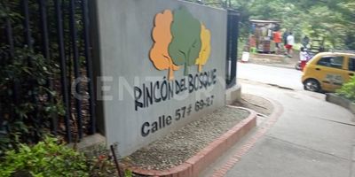 Bienvenido a la vida de tus sueños en este hermoso apartamento de 61m² en el piso 13 de la Torre 10, Valadares, Bello. Con tres amplias habitaciones, dos baños impecables, y una sala comedor llena de luz, este hogar ofrece comodidad y estilo. La cocina integral y zona de lavandería hacen que la vida sea fácil y organizada.

Disfruta de las vistas desde tu balcón con suelos de cerámica que se extienden a todas las áreas, brindando un toque de elegancia. El conjunto residencial te brinda el lujo de un salón social, zona para niños, gimnasio, cancha múltiple y una piscina refrescante para tus días de ocio. La seguridad está garantizada con vigilancia las 24 horas.

La ubicación es perfecta, con tiendas de conveniencia como D1 y el colegio La Primavera en las cercanías. Además, las vías de acceso por la Calle 57 facilitan la movilidad. Este es tu refugio, tu escape y tu nuevo hogar. ¡No dejes pasar la oportunidad de vivir en Valadares!