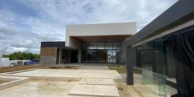 Bienvenido a la morada de tus sueños en Cerritos de Pereira. Esta impresionante casa con un diseño vanguardista y un entorno natural excepcional ofrece un estilo de vida único. Con cuatro lujosas habitaciones, cada una con vestier y baño privado, un estudio, un teatro para 12 personas y un, tendrás todo lo que necesitas para vivir cómodamente y con entretenimiento de primer nivel.
Pero eso no es todo. Imagina relajarte en la piscina, sumergirte en el jacuzzi, o disfrutar del sauna y el turco en tu propio oasis privado. Además, tendrás acceso a un lago que complementa la belleza natural de esta propiedad. Las dos terrazas, zona de fogata y espacio para hacer barbacoas son ideales para reuniones con amigos y familia. Todo esto en un conjunto cerrado que brinda seguridad y privacidad, con características adicionales como una planta eléctrica y sistemas de vigilancia. Esta casa es sin duda la elección perfecta para aquellos que buscan un estilo de vida lujoso y natural.
