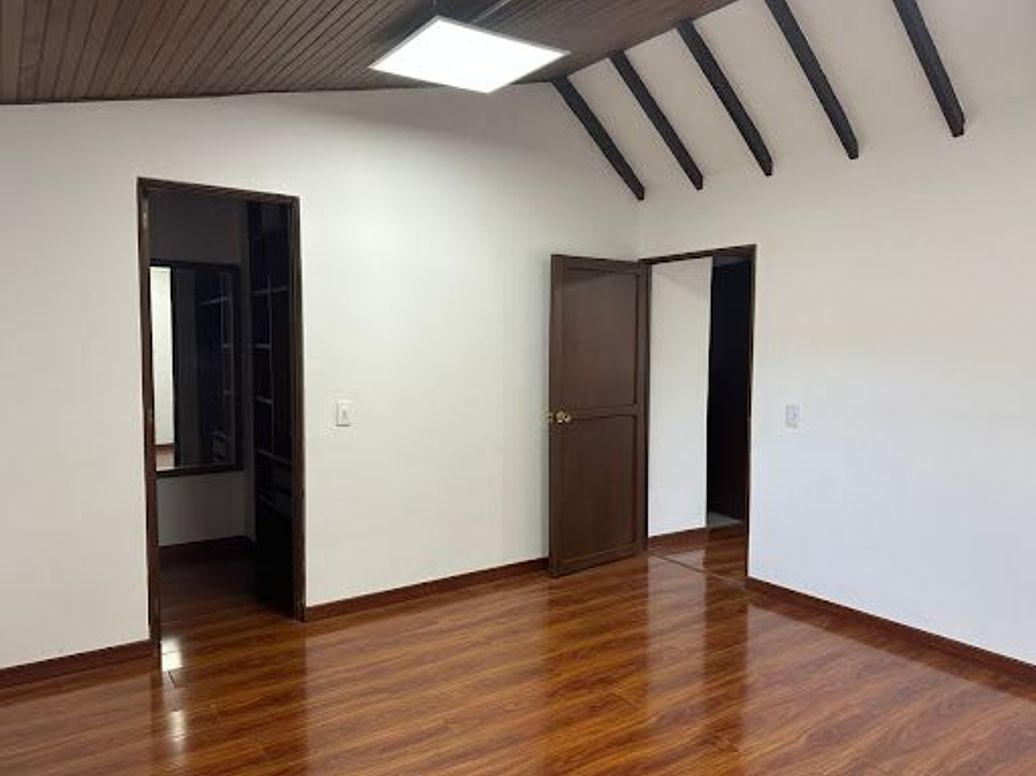 Casa de 4 alcobas en venta en Santa Ana, Bogotá, 329 m² · foto 16 de 20