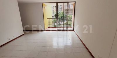 Apartamento de 110 m2. Consta de 3 habitaciones con closet, 2 baños cabinados, cocina integral, sala comedor, estudio, zona de lavandería, 2 balcones, 2 parqueaderos sencillos cubierto y un cuarto útil. 

La unidad cuenta con portería 24 horas, ascensor, salón social, parque infantil, zonas verdes, parqueaderos de visitantes, 2 piscinas, gimnasio, capilla. Cerca a centro comercial Mall Torre La Vega, Mall La Frontera, cerca a almacenes de cadena D1, Euro; cerca a colegio La Salle, Teresiano; cerca a universidad EIA; Vías de acceso por la Calle 26sur.