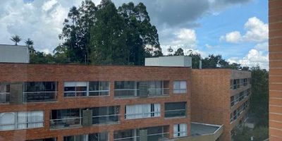 Local muy bien ubicado en la vía aeropuerto, cerca al hospital san vicente de paul, parqueadero para visitantes, zonas verdes. Está completamente equipado con aire acondicionado, calentador y baño auxiliar. Código abad faciolince loc751.