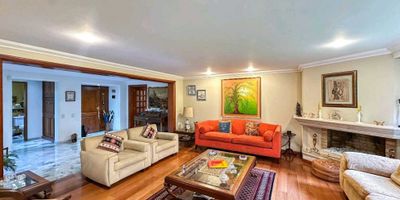 Si quieres un apartamento muy  acogedor con amplios espacios en Los Rosales, Quebrada La Vieja, en medio de un pequeño y exclusivo bosque natural, este es el inmueble perfecto.  Al entrar nos recibe un hall de alcoba que nos lleva a la zona social:  Sala con chimenea y comedor independiente.  Estudio. Baño social. Cuarto y baño de servicio. Zona de lavandería y al área privada de habitaciones: Hall de televisión. Habitación principal muy amplia con baño privado vestier y cuarto de San Alejo. Segunda habitación con cuarto de estar. Tercera habitación con baño exterior. 

Dos garajes y amplio depósito. 

El edificio cuenta con salón social y parque infantil con jardín privado. 

 