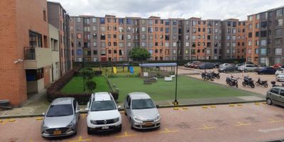 Vendio apartamiento en Mosquera, Cundinamarca es una magnífica oportunidad para comprar. Ubicado en una zona tranquila, área de 49 mts. El inmueble consta de dos alcobas, dos baños, espacio de paqueo propio, cocina tipo americano, clósets, zona de lavandería. A nivel externo puede disfrutar de un acceso pavimentado, circuito cerrado de tv, colegios/universidades, parqueadero visitantes, parques cercanos, portería o recepción, transporte público cercano, urbanización cerrada, vigilancia y zonas verdes.
