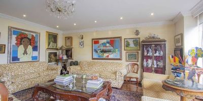 Lindo Apartamento ubicado en uno de los mejores sectores para vivir tranquilamente El apartamento tiene una gran sala con chimenea y comedor ,con pisos en madera y una excelente iluminaron natural,Tiene  cuatro habitaciones ,estudio,su cocina es cerrada con zona de lavandería ,También cuenta con una gran terraza para disfrutar y compartir reuniones.