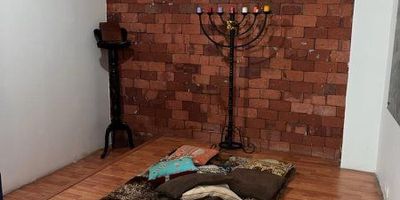 Amplio apartamento en venta en San Cristóbal – MedellínEste apartamento de 155?m² se encuentra en una zona residencial tranquila y con excelente conectividad, a pocos pasos de la Unidad Hospitalaria de San Cristóbal y el Supermercado La Vaquita. Es ideal para familias que buscan comodidad, amplitud y una ubicación estratégica dentro del corregimiento.Distribución del inmueble:
4 habitaciones amplias3 bañosSala y comedor integradosCocina integral con red de gasBalcón con vista despejadaZona de ropas independienteLa propiedad cuenta con buena iluminación natural, ventilación cruzada y espacios bien distribuidos para una vida familiar cómoda. Su cercanía a servicios de salud, supermercados y transporte público lo convierte en una excelente oportunidad tanto para vivir como para invertir.