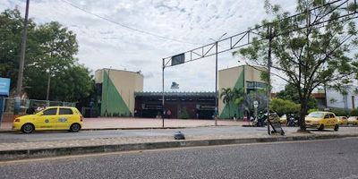 Oportunidad de inversión: local comercial en venta en Neiva, Huila, ubicado en el estratégico barrio CENTRO. Este inmueble, situado en la Carrera 7 4-59, forma parte de la Terminal de Transporte (local 1-137), asegurando gran visibilidad y flujo de personas. Con un área construida de 7.84 m², el local dispone de salón y cocineta, ideal para diversos emprendimientos. Además, cuenta con un parqueadero, un beneficio importante en la zona. Una opción para su negocio en Neiva. Para más detalles, puede contactarnos vía WhatsApp o consultar nuestros teléfonos.