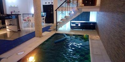 AMPLIA Y MODERNA CASA DE 3 PISOS, CON PISCINA PRIVADA UBICADA EN URBANIZACIÓN CERCA A  LA UNIVERSIDAD  CUNDINAMARCA  Y A LA UNIMINUTO. AREA LOTE  98.00 MTS, AREA CONSTRUIDA 259,19 MTS, FRENTE 7,00 MTS, FONDO 14.00 MTS. GARAJE, SALA, COMEDOR, COCINA INTEGRAL TIPO AMERICANO  CON ISLA, 5 ALCOBAS TODAS CON CLOSET Y BALCÓN  3 DE ELLAS CON BAÑO PRIVADO, 3 BAÑOS AUXILIARES, ZONA DE LAVANDERIA. PISCINA DE 4 X 2 MTS.