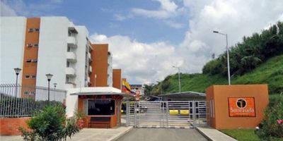 Ubicado en Pereira, Risaralda, este moderno apartamento es perfecto para quienes buscan una vivienda cómoda con todos las facilidades. Cuenta con un área terreno de 52 M2, área construida de 52 M2, área privada de 52 M2, 2 alcobas, 1 baño, 1 garaje.

Sus características internas incluyen admitir mascotas, estar amoblado, tener armarios empotrados, un balcón, una barra estilo americano, un calentador, un citófono/intercomunicador, clósets, una cocina integral, comedor auxiliar, gas domiciliario y suelo de cerámica/mármol.

Además, el apartamento está rodeado de áreas externas de gran utilidad para aquellos que disfrutan de estar cerca de la naturaleza. Todos los espacios cuentan con un acceso pavimentado, cuentan con árboles frutales, área social, ascensor, cancha de baloncesto, cancha de futbol, circuito cerrado de tv, club social, colegios/universidades, garaje, gimnasio, parqueadero de visitantes, parques cercanos, portería/recepción, urbanización cerrada, vigilancia, vivienda unifamiliar, zona comercial, zona residencial, y zonas deportivas. a tan solo pocos pasos  Estadio Hernan Ramirez Villegas  Expofuturo , Centro Comercial unicentro y a tan solo  10 minutos el aereopurto internacional matecaña ,Todo esto hace del apartamento ubicado en Pereira, Risaralda una excelente opción para quienes desean vivir cerca de la naturaleza, disfrutar de todos los facilitates de una vivienda moderna y tener la comodidad de estar ubicado cerca de distintas zonas comerciales
