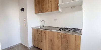 Descubre este inmueble en arriendo ubicado en Fontibón, municipio de Rionegro. Este apartamento en el séptimo piso está listo para estrenar, se encuentra en excelentes condiciones y ofrece amplios espacios con una distribución agradable y una magnífica iluminación. La unidad cerrada, cercana a la zona urbana, proporciona un ambiente tranquilo y agradable. Además, está convenientemente ubicada cerca del centro, con cómodas vías de acceso y rutas de transporte cercanas. Aunque la unidad aún se encuentra en construcción, ya cuenta con gimnasio, salón social, salón infantil, sala de juegos y de cine, portería, parqueadero de visitantes y ascensores. Las demás zonas se entregarán al finalizar las obras.